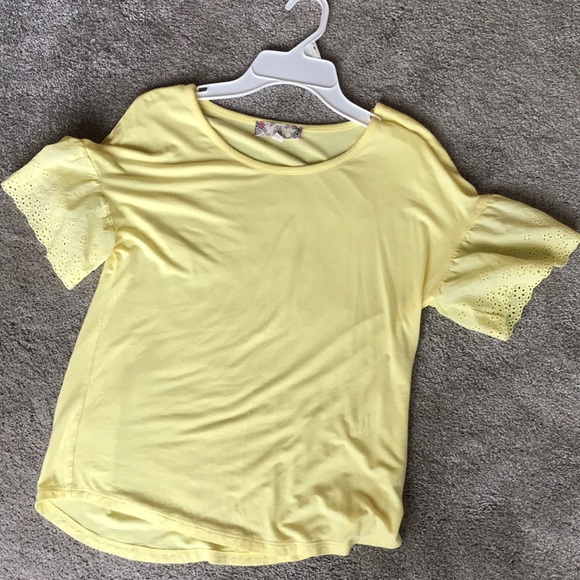 Small yellow shirt with designed sleeves - Picture 2 of 4